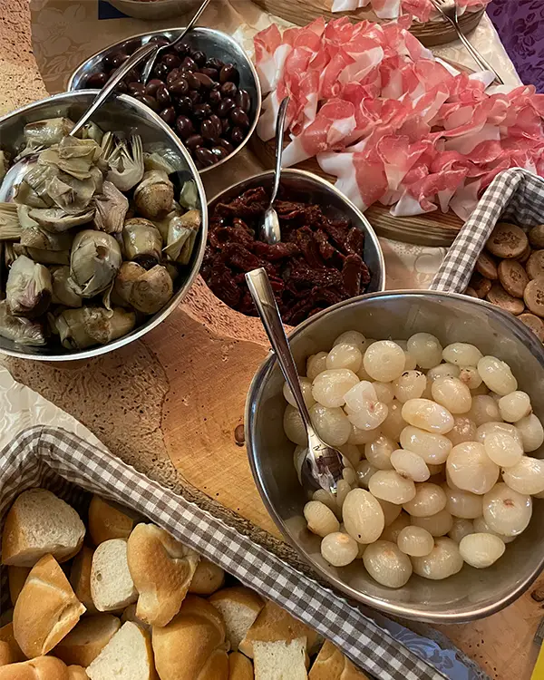 Hotel Cima Dodici typisches ladinisches Abendessen in Trentino Südtirol