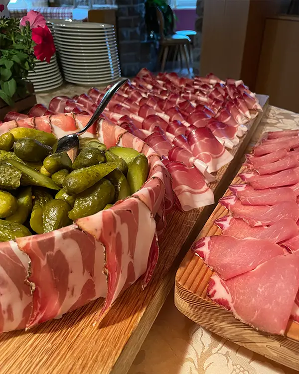 Hotel Cima Dodici typisches ladinisches Abendessen in Trentino Südtirol